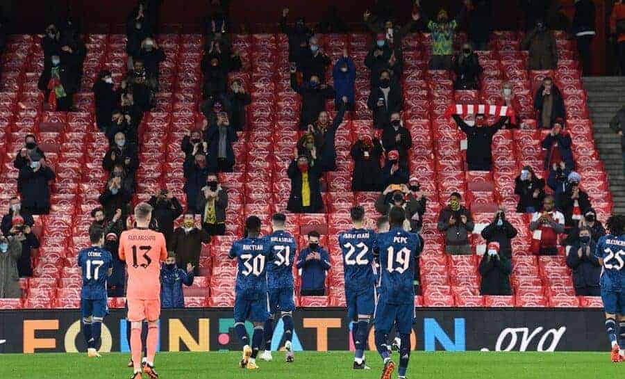 arsenal players applaud fans back in stadium